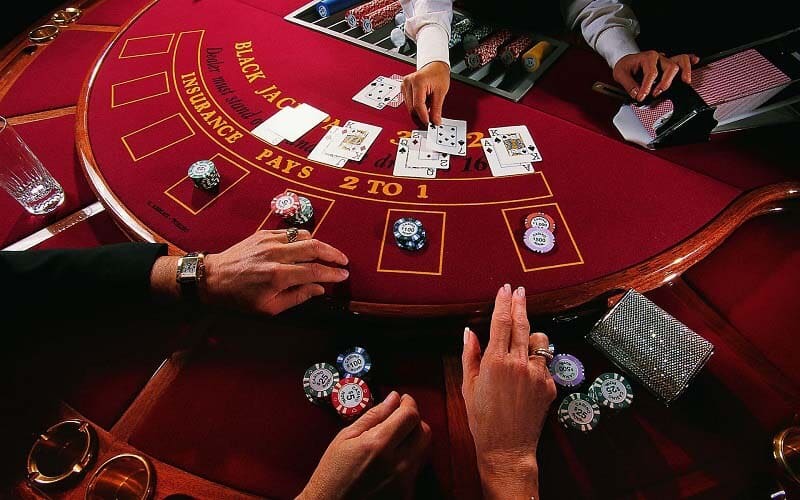 Đánh bài casino trực tuyến nên chọn game quen thuộc